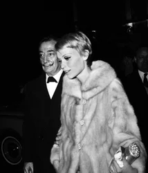 Salvador Dali og Mia Farrow ved premieren på filmen "The Night of the Generals", Paris, 19. april 1967